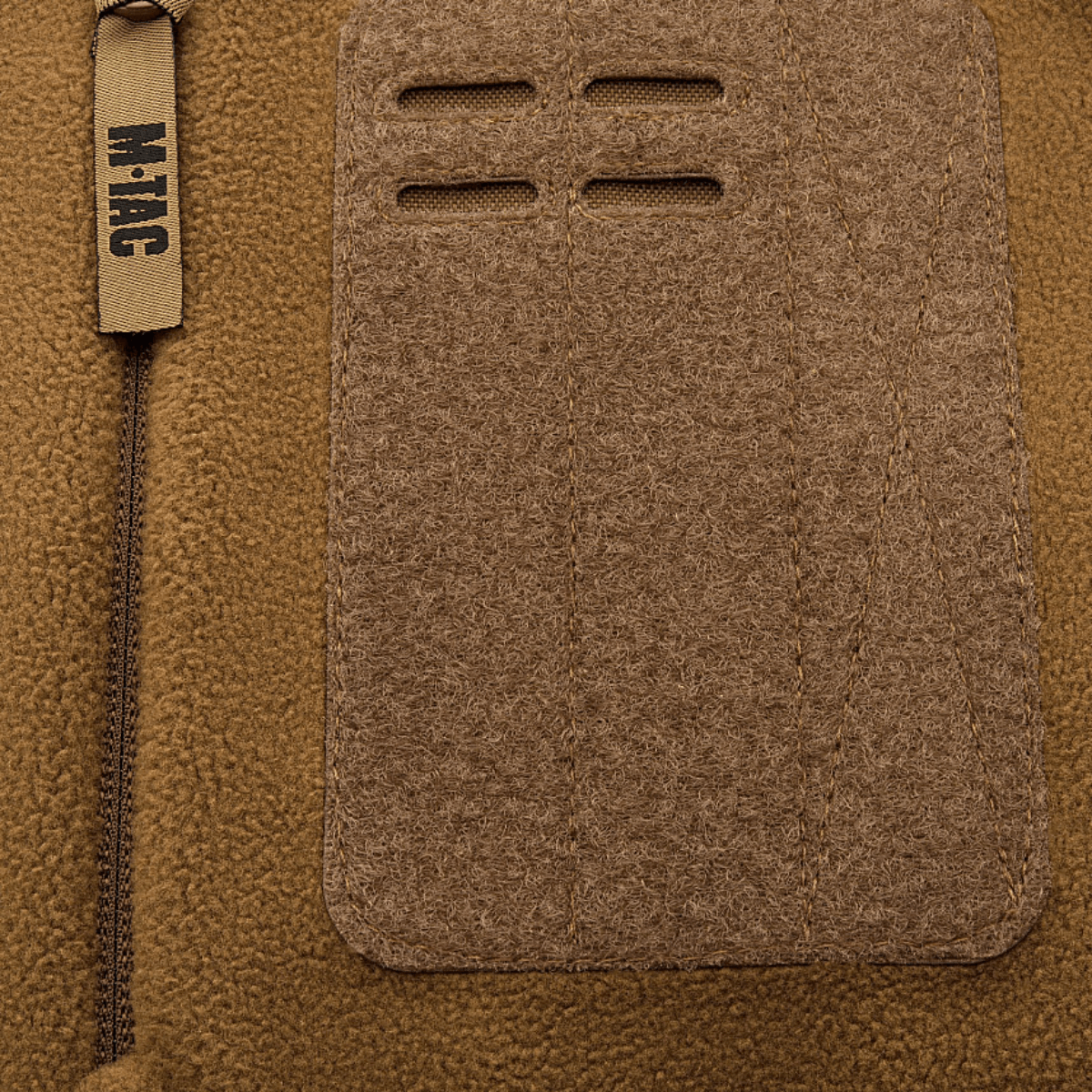 Lähikuva M-Tac Alpha Microfleece takista Gen.II, vahvistettu fleece ja Oxford-nylon olkapäillä lisäkestävyyttä varten.