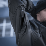 Lähikuva M-Tac Alpha Gen.III Pro talvitakista, vetoketjutarkenne kainalon alla, suunniteltu toiminnallisuuteen ja mukavuuteen alhaisissa lämpötiloissa.