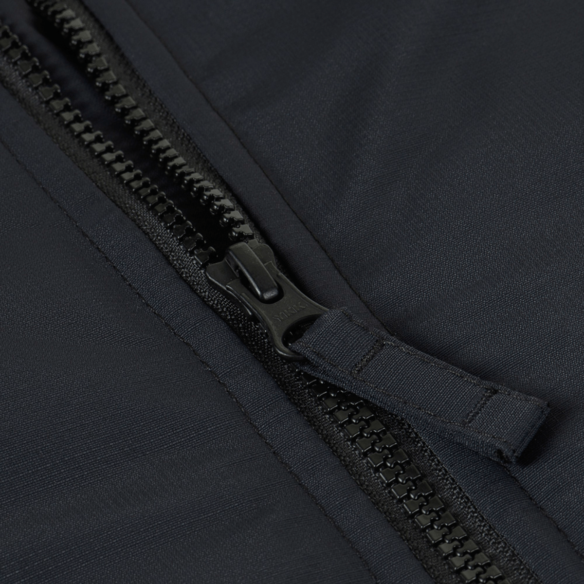 Lähikuva M-Tac Alpha Gen.III Pro talvitakin vetoketjusta, vettähylkivä nylon ja G-Loft-eristys.