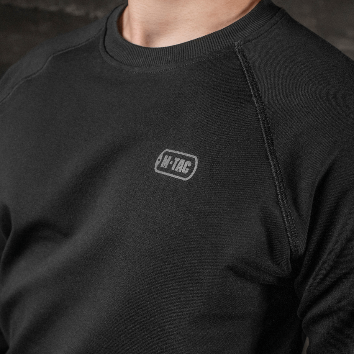 M-Tac Raglan Athlete -musta raglanhihoilla maksimaalista liikkuvuutta ja mukavuutta, ihanteellinen arkeen ja urheiluun.