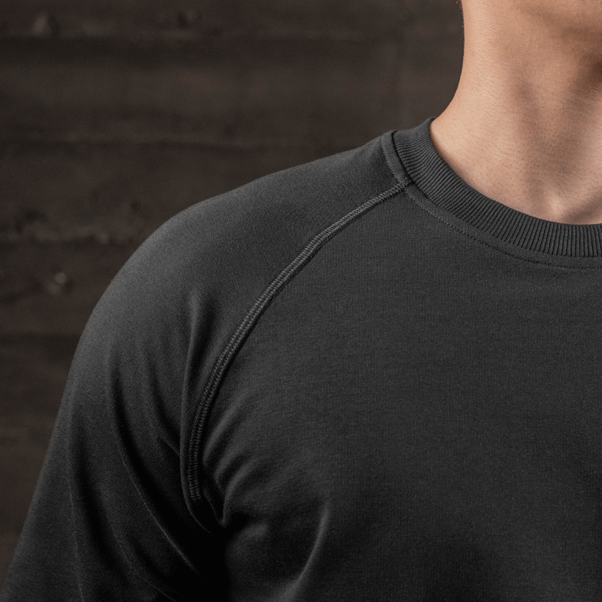 Lähikuva M-Tac Raglan Athlete -collegesta, musta, raglanhihat ja pyöreä pääntie.