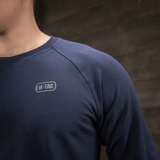 M-Tac Raglan Athlete -navy-sininen college raglanhihoilla ja M-Tac-logolla, sopii urheiluun ja arkeen, mukava ja liikkuva.