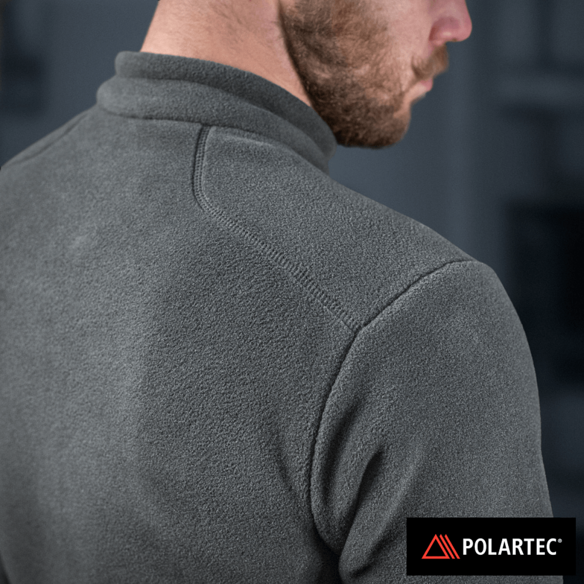 M-Tac Nord Polartec -fleecetakki harmaana Polartec 200 Series -fleecestä, takaa kuvattuna, näyttää takin tekstuurin ja muotoilun lähikuvassa.