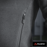 Lähikuva vetoketjun yksityiskohdasta ja Polartec®-logosta, valmistettu premium-lämmöneristävästä materiaalista.