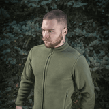 Mies pukeutuneena M-Tac Nord Polartec -fleecetakkiin luonnossa, premium-lämmin fleecemateriaali, tyylikäs ja toimiva arkeen ja urheiluun.