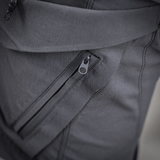 Lähikuva M-Tac Aggressor Summer Flex Shorts -vetoketjutaskusta ja Flex Rip-Stop -kankaasta, taktinen käyttö ja mukavuus.