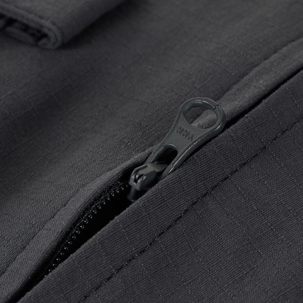 Vetoketjun yksityiskohta M-Tac Aggressor Summer Flex Shorts -housuissa, Flex Rip-Stop -kangas.