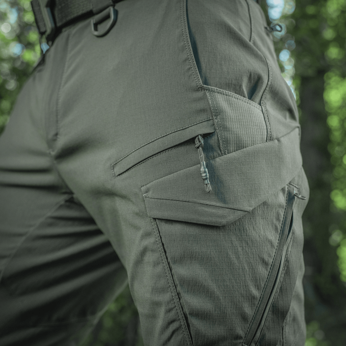 M-Tac Aggressor Summer Flex Shorts käytössä, näyttää käytännölliset taskut ja Flex Rip-Stop -kangas, täydellinen ulkoiluun.