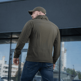 M-Tac Flash -takki kevyessä mallissa, sopii retkeilyyn ja aktiiviseen arkeen, nähty takaa käytännöllisellä muotoilulla ilman tarrapaloja
