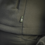 M-Tac Combat Fleece -takki oliivinvihreä, tiheä Himates-fleece ja NIJ-sertifiointi, yksityiskohtainen kuva materiaalista ja merkistä, galleria-asento 1.