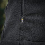 M-Tac Sprint Fleece Sweatshirt Polartec yksityiskohta mustana, näyttää kestävän ja pehmeän Polartec® 200 Series -fleecen tekstuurin.
