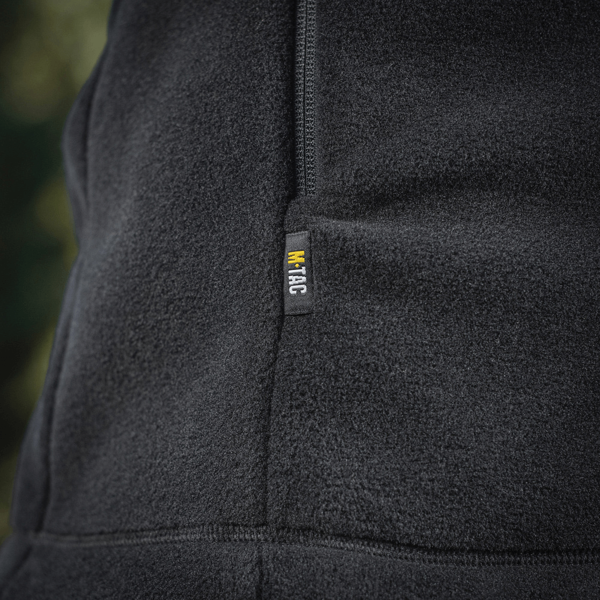 M-Tac Sprint Fleece Sweatshirt Polartec yksityiskohta mustana, näyttää kestävän ja pehmeän Polartec® 200 Series -fleecen tekstuurin.