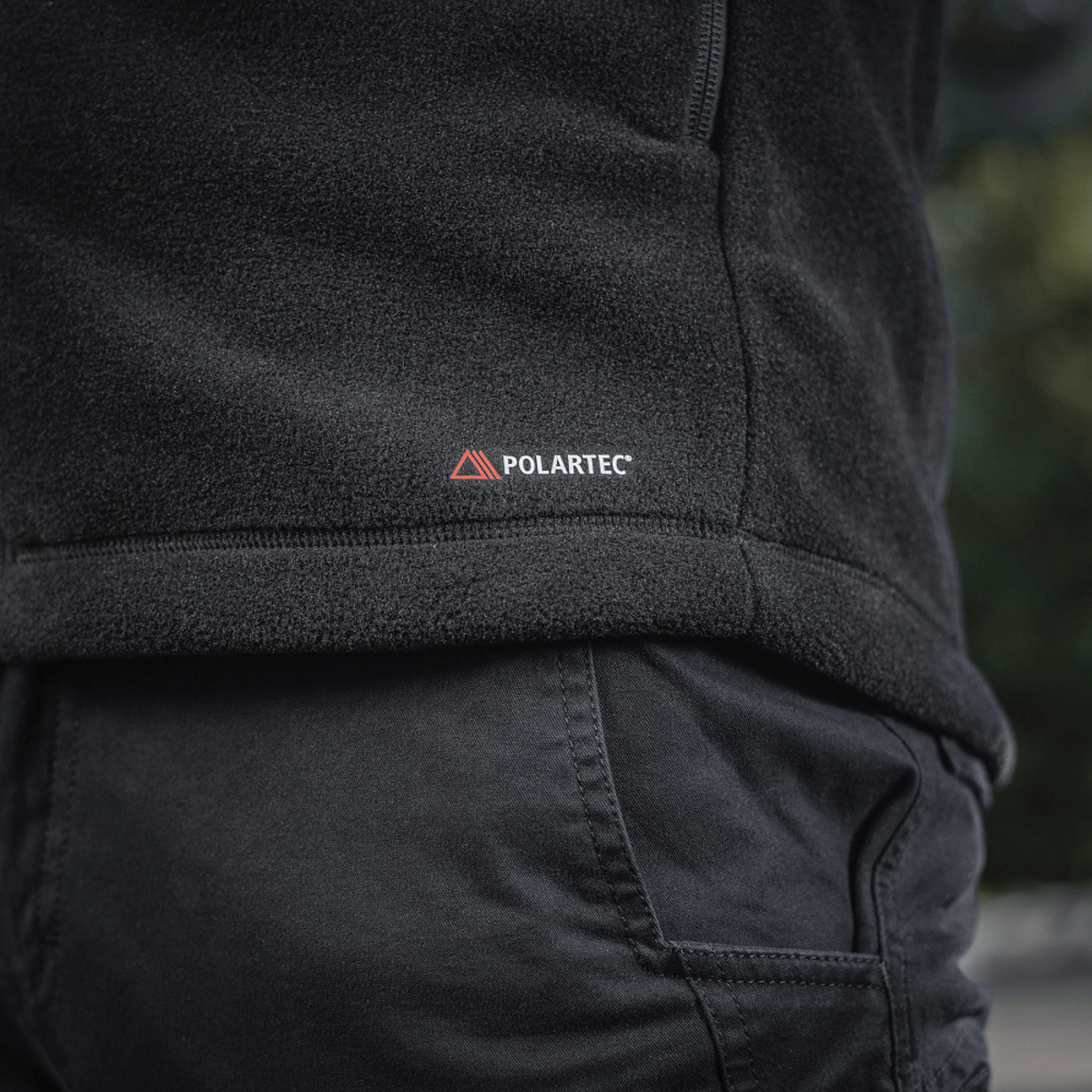 M-Tac Sprint Fleece Sweatshirt Polartec kestävästä Polartec® 200 Series -fleece-kankaasta, mallin päällä mustana arkeen ja aktiiviseen käyttöön.