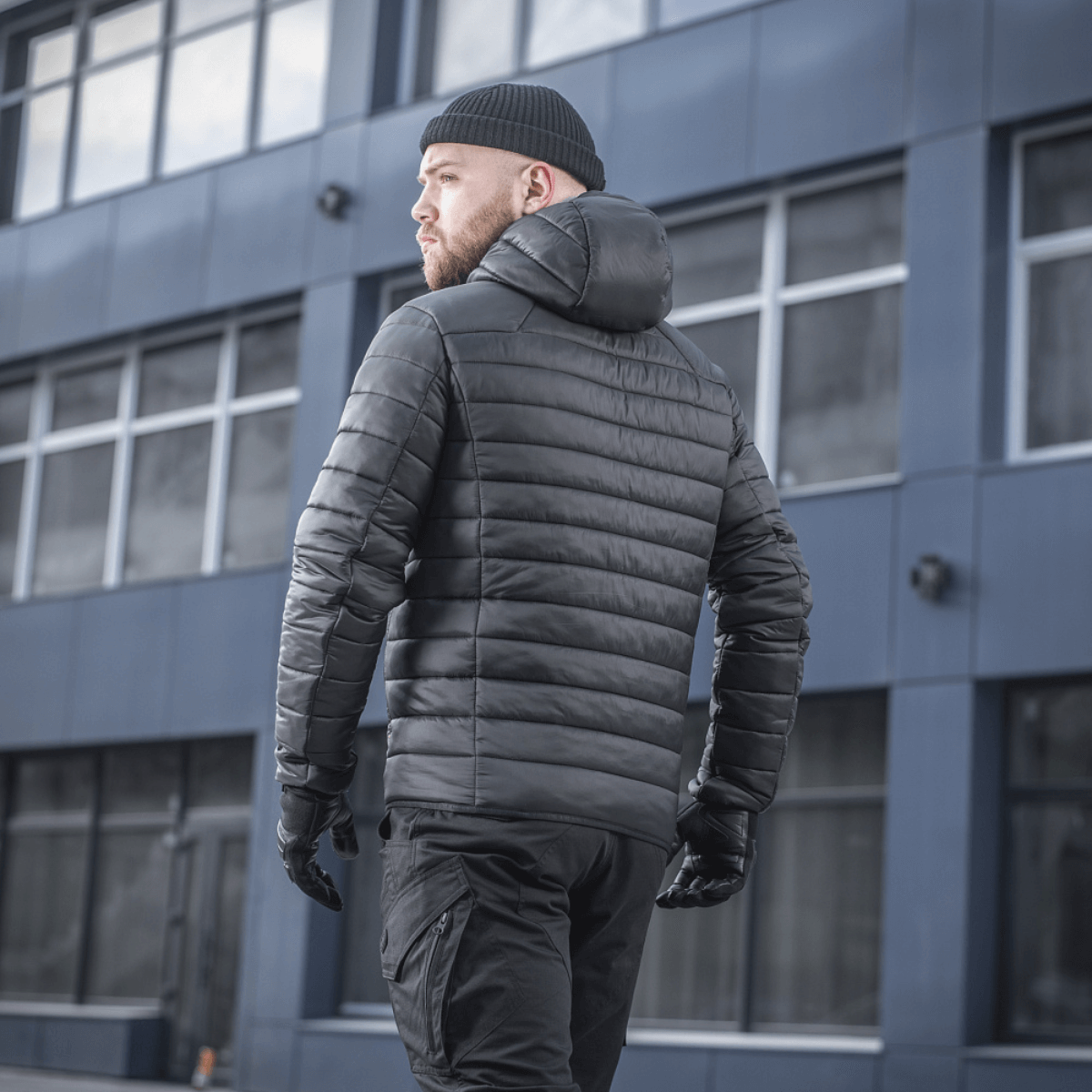 M-Tac Stalker Gen.III -takki modernilla muotoilulla, täydellinen vaihtokaudelle, nähty takaa hupulla ja korkealla kauluksella, mukava -15°C:ssa