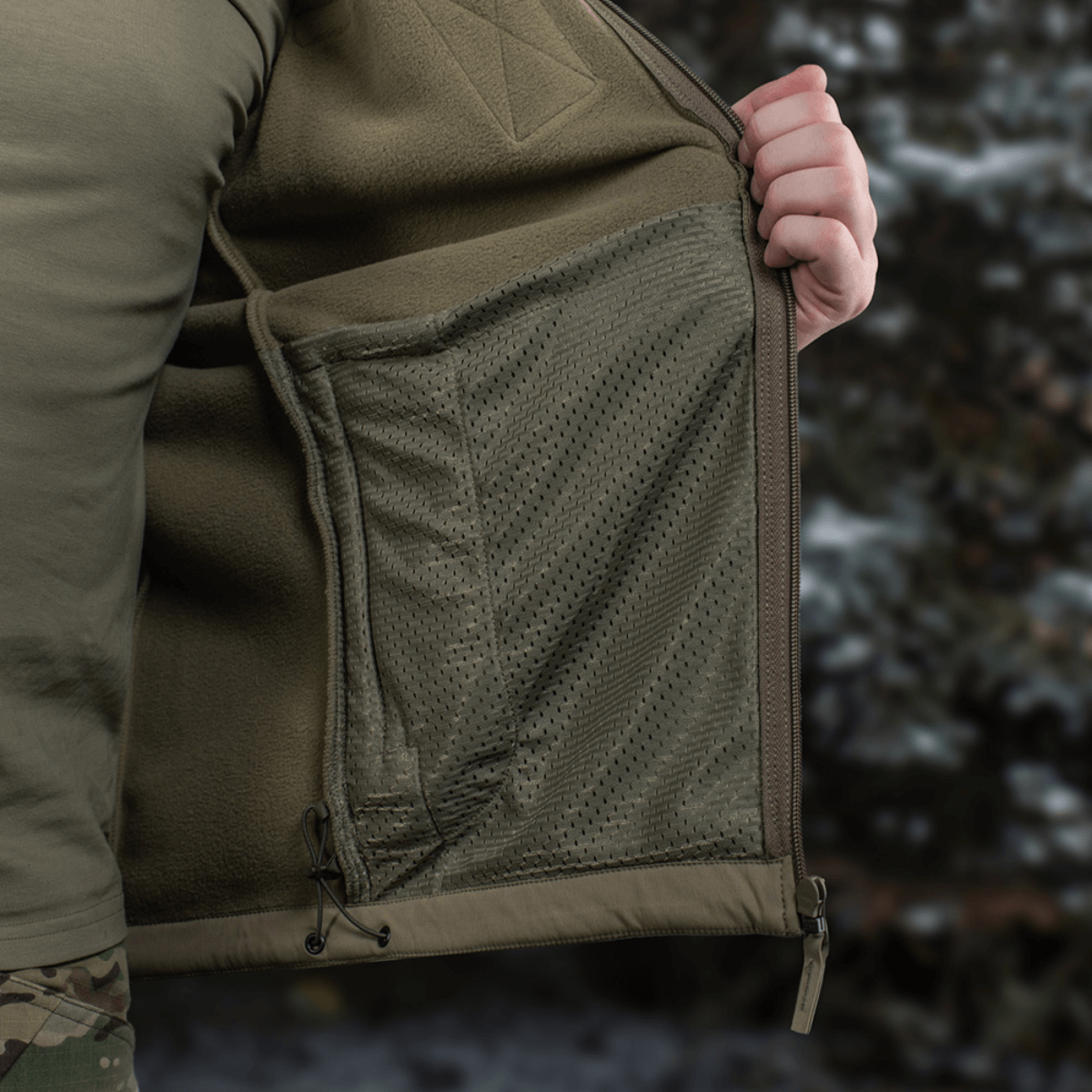 M-Tac Combat Fleece Polartec -takki verkkokappaleilla termoregulointia varten. Fleecemateriaali ja YKK-vetoketjut.