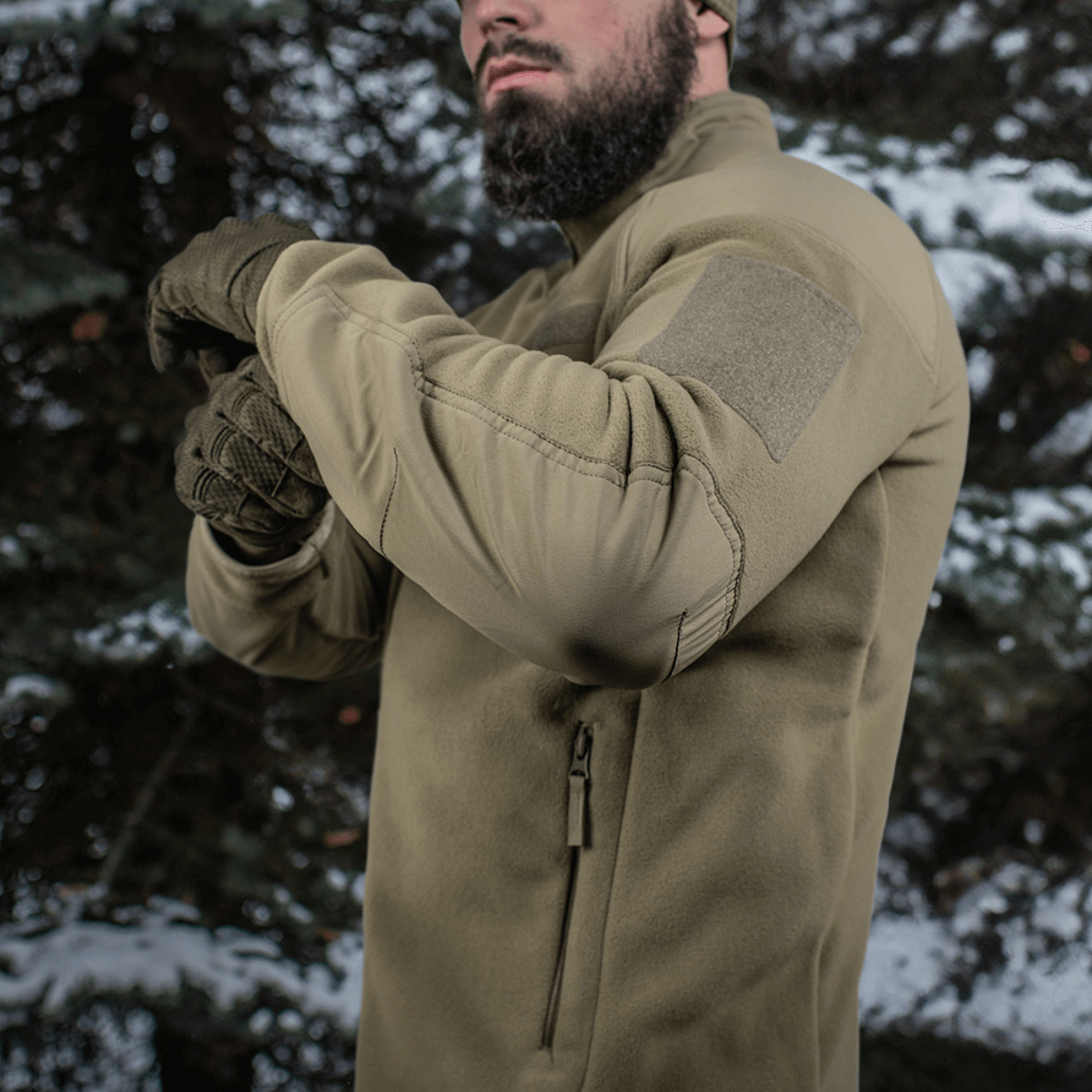 Henkilö M-Tac Combat Fleece Polartec -takissa luonnossa, sopii taktiseen ja arkikäyttöön kylmässä säässä.