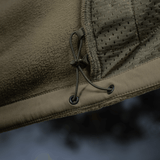 Yksityiskohtakuva M-Tac Combat Fleece Polartec -takista nyörikiristyksellä ja verkkokappaleella.