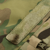 Yksityiskohta M-Tac Alpha Gen.IV Pro Primaloft -talvitakista alkuperäisellä Multicam-kuosilla ja kestävä tarrakiinnitys.