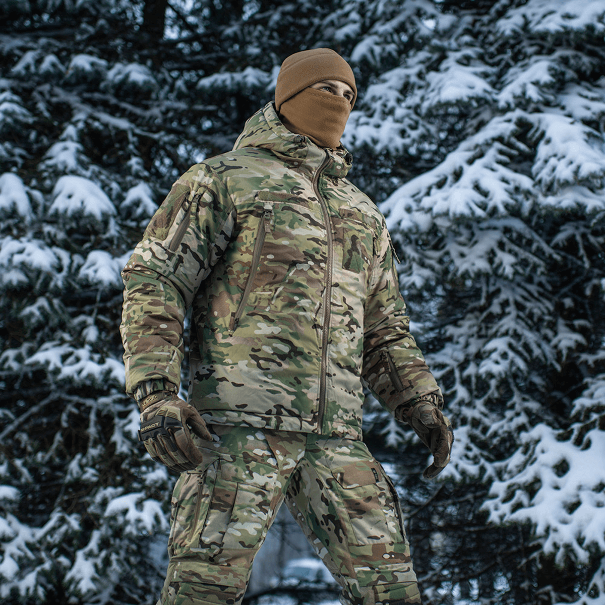 M-Tac Alpha Gen.IV Pro Primaloft -talvitakki Multicam-kuosissa metsään, sopii talvikäyttöön ja suojaan äärimmäistä kylmää vastaan.