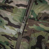 Lähikuva M-Tac Alpha Gen.IV Pro Primaloft -takista Multicam-kuosilla ja Brookwoodin vettähylkivällä kalvolla.