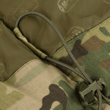Yksityiskohta M-Tac Alpha Gen.IV Pro Primaloft -talvitakista Multicam-kuosissa ja säädettävästä nyörityksestä.