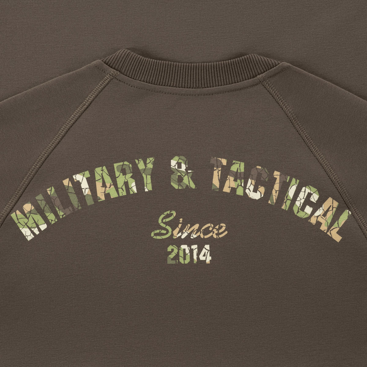 M-Tac Raglan Logo selän yksityiskohdat 'Military & Tactical Since 2014' -camopainatuksella, mukava istuvuus, arkikäyttöön ja taktiseen käyttöön