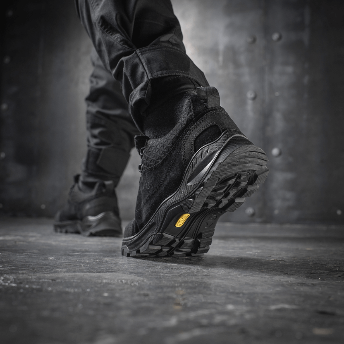 M-Tac Tactical Sneakers Patrol R Vent, musta; esitetty tukevalla pinnalla.