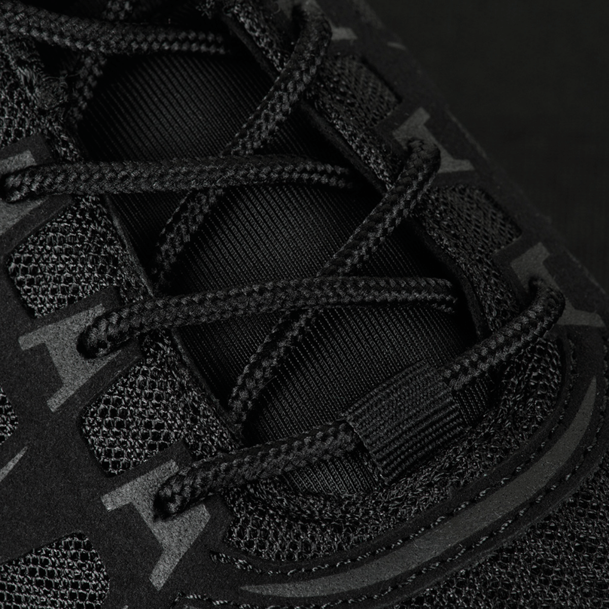 Lähikuva M-Tac Tactical Sneakers IVA:sta hengittävällä meshilla ja synteettisellä nubuckilla, sopii kesään ja ulkoiluun.