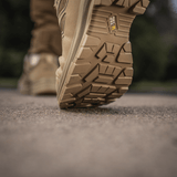 M-Tac Tactical Sneakers IVA toiminnassa ulkoalustalla, näyttää robustin pohjan, sopii vaellukseen ja ulkoiluun.