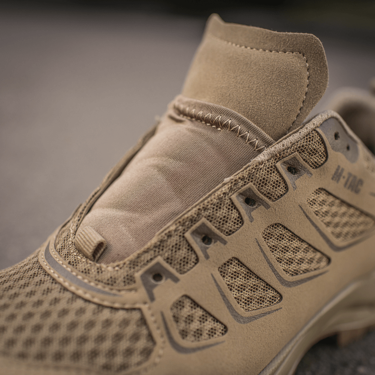 M-Tac Tactical Sneakers IVA beigena, hengittävä verkko ja vahvistettu kärki vaellukseen ja ulkoiluun.