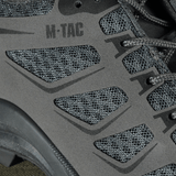 Lähikuva M-Tac Tactical Sneakers IVA:sta hengittävällä verkolla ja synteettisellä nubukilla.
