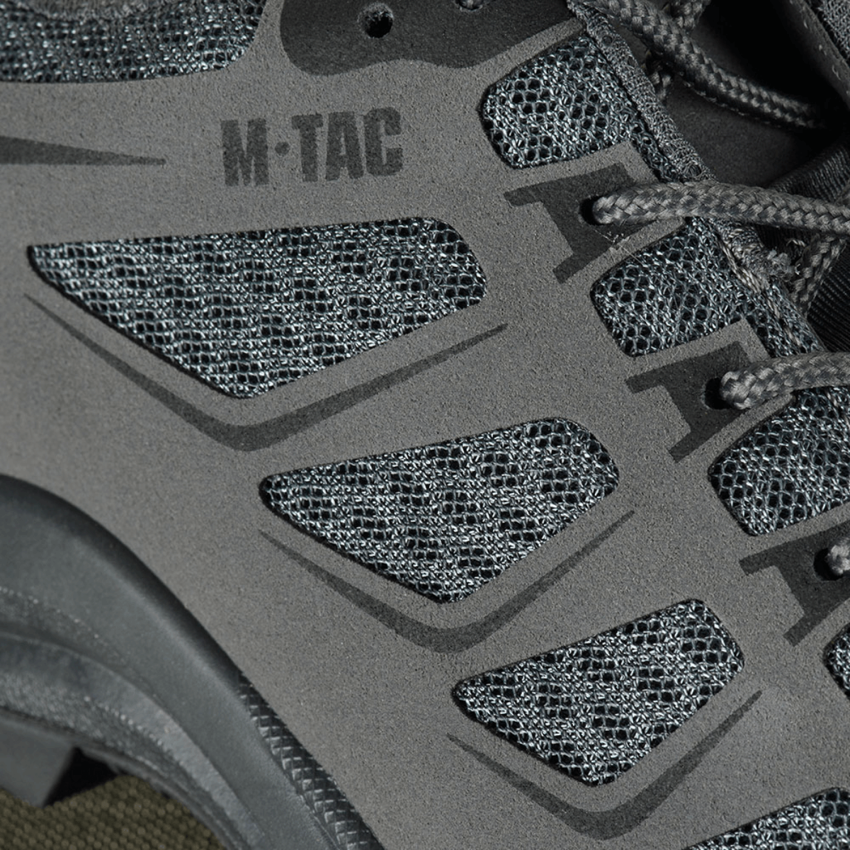 Lähikuva M-Tac Tactical Sneakers IVA:sta hengittävällä verkolla ja synteettisellä nubukilla.