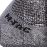 Lähikuva M-Tac Let Sportsokker -sukista hengittävässä materiaalissa, ihanteellinen juoksuun ja ulkoiluun, ergonomisella muotoilulla ja tiukalla joustavalla resorilla.
