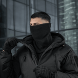 Mies käyttää M-Tac Anatomisk Snood Justerbar Elite Fleece (320 g/m²) kylmän sään asusteena. Monikäyttöinen, voidaan käyttää pipona tai balaclavana.
