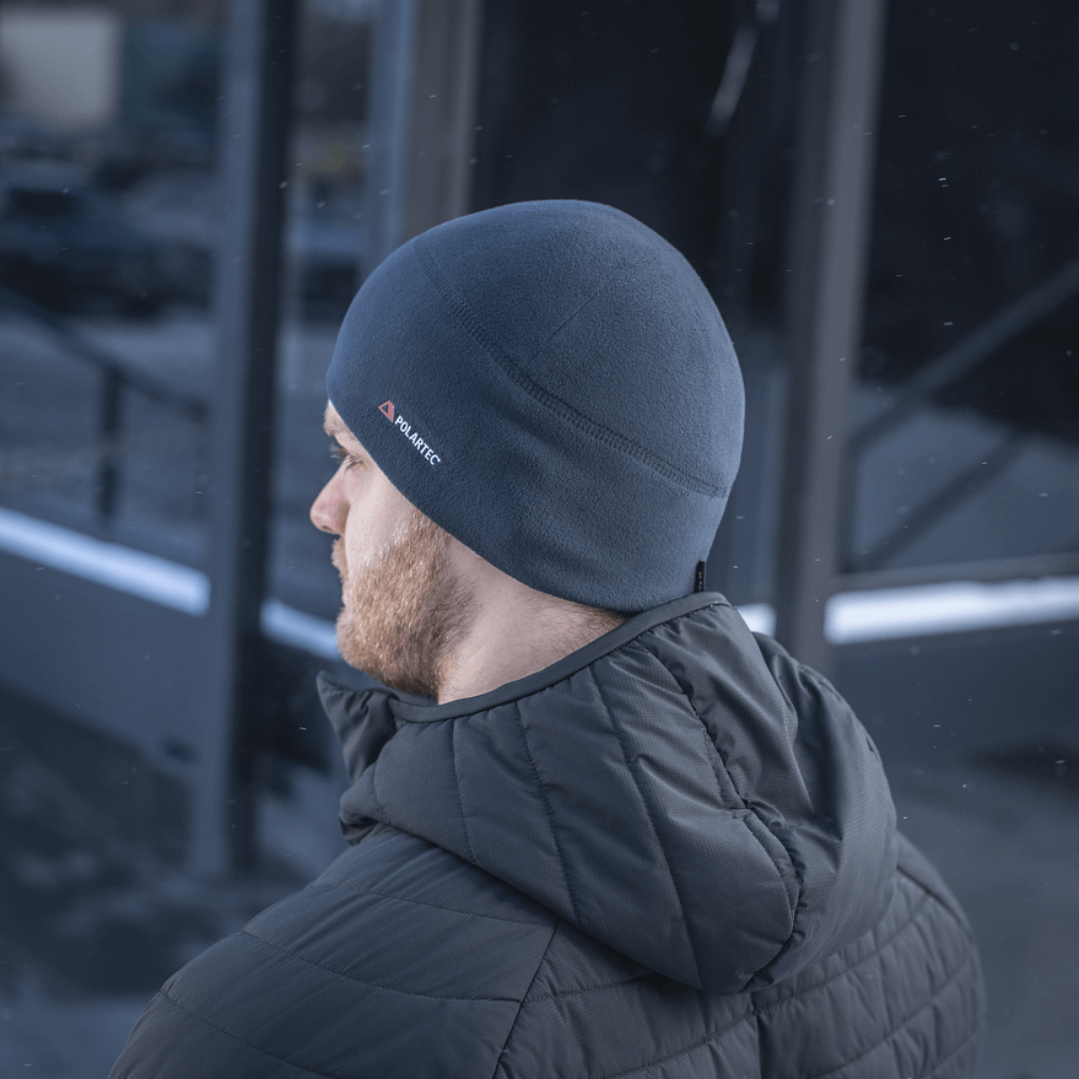 Mies pitää M-Tac Fleece Watch Cap Light Polartec talviolosuhteissa.