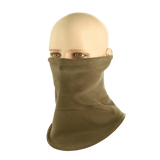 M-Tac Polartec Anatomic Tube Scarf fleece-muotoisena mannekiinilla, suunniteltu suojaamaan tuulelta ja kylmältä.