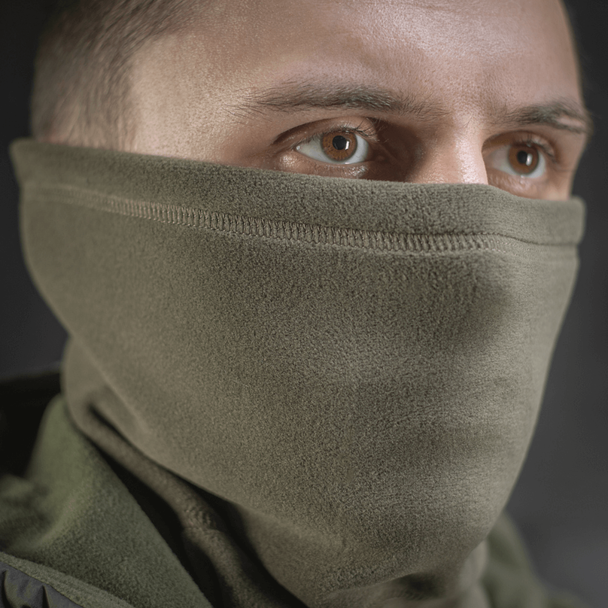Henkilöllä on M-Tac Polartec Anatomic Tube Scarf kasvomaskina. Valmistettu kestävästä Polartec® Micro Series -fleecestä, sopii tuuleen ja kylmään.
