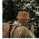M-Tac Panamahat Gen. II Flex Rip-Stop ruskea rip-stop-kangas, näytetty henkilöllä taktisten varusteiden kanssa, NIJ-sertifiointi, galleria-asento 1.