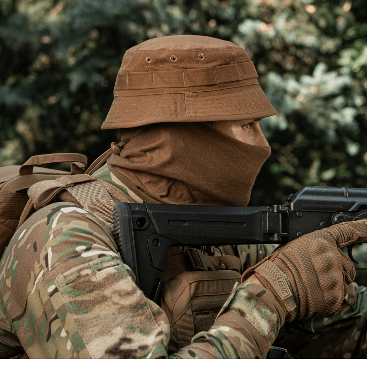 M-Tac Panamahat Gen. II Flex Rip-Stop ruskea rip-stop-kangas, näytetty uniformoidulla henkilöllä taktisten varusteiden kanssa, galleria-asento 1.