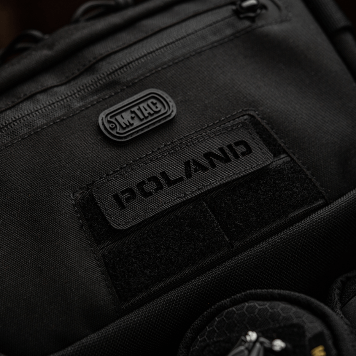 M‑Tac Patch Poland End-to-End 25x80 -tarra laserkaiverretulla tekstillä, valmistettu Cordura 500D -materiaalista. Kiinnitetään tarralla.