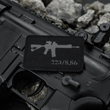 M-Tac AR-15 223/5,56 Laser Cut Patch, kiinnitys Velcrolla, Cordura 500D, näkyy mustassa AR-15:n ympäristössä, taktinen muotoilu.