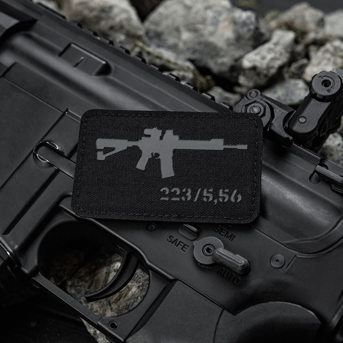 M-Tac AR-15 223/5,56 Laser Cut Patch, kiinnitys Velcrolla, Cordura 500D, näkyy mustassa AR-15:n ympäristössä, taktinen muotoilu.