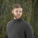 Mies pukeutuneena M-Tac Delta Polartec fleece-takkiin vihreän taustan edessä.