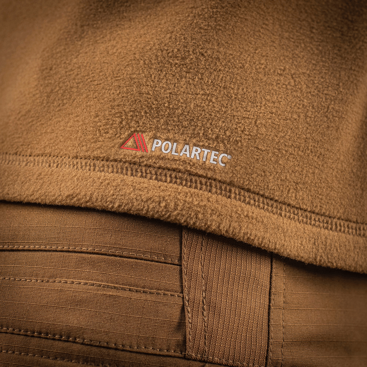 M-Tac Delta Polartec fleece-takki ruskeana Polartec® Micro Series -fleecellä ja logolla, sopii ulkoiluun kylminä päivinä.