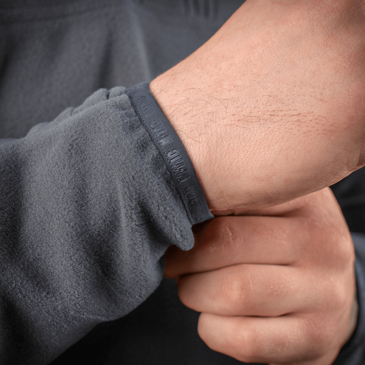 Lähikuva M-Tac Delta Polartec -fleece-takin hihasta; fleece, valmistettu 100 % polyesteristä.