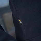 Lähikuva M-Tac Delta Polartec -fleece-takista tummansinisenä; keskittyy merkkietikettiin.