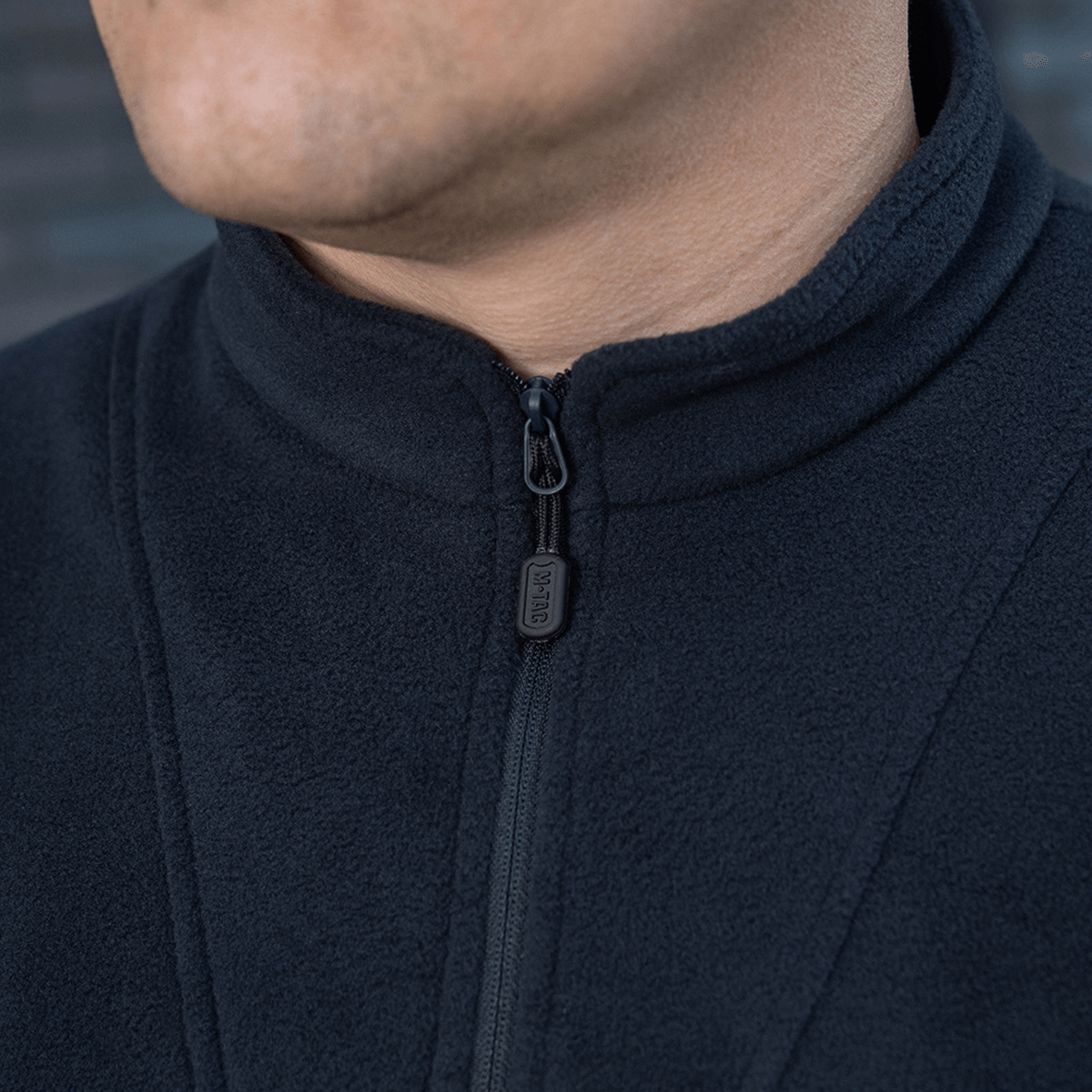 Lähikuva M-Tac Delta Polartec -fleece-takista; näkyy fleece ja puolivetoketju.