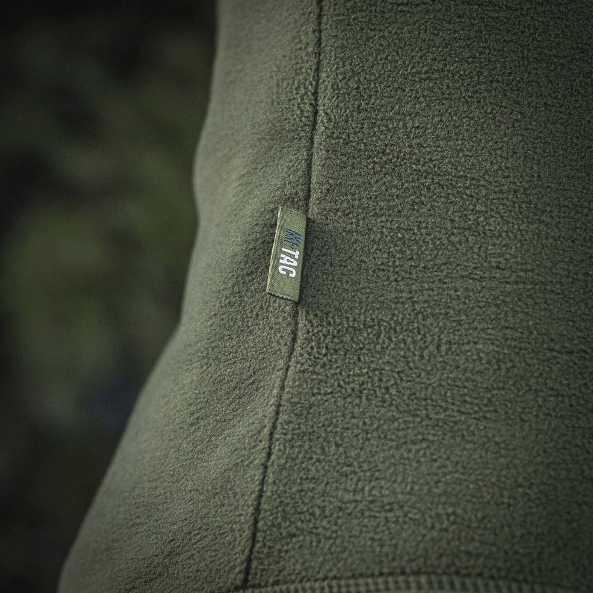 M-Tac Delta Polartec fleece-takki vihreänä, tekstuurin yksityiskohta, valmistettu kestävästä Polartec® Micro Series -fleecestä, kevyt ja hengittävä.