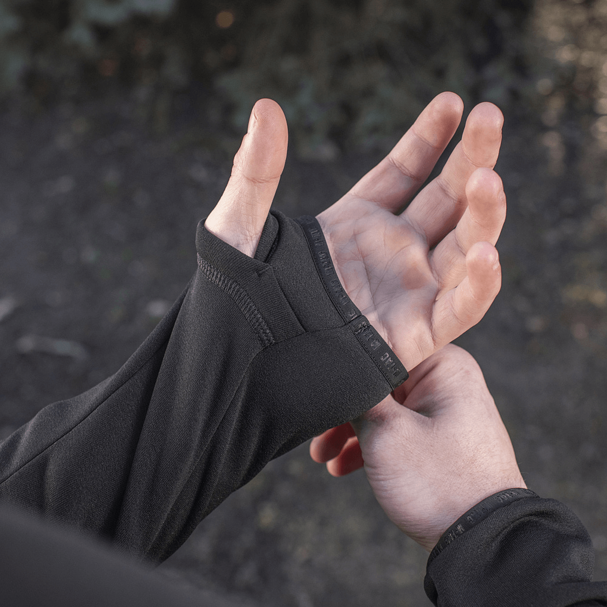 Yksityiskohta hihasta M-Tac Polartec Sport -fleecatakissa peukalonreiällä, käytännöllinen muotoilu.