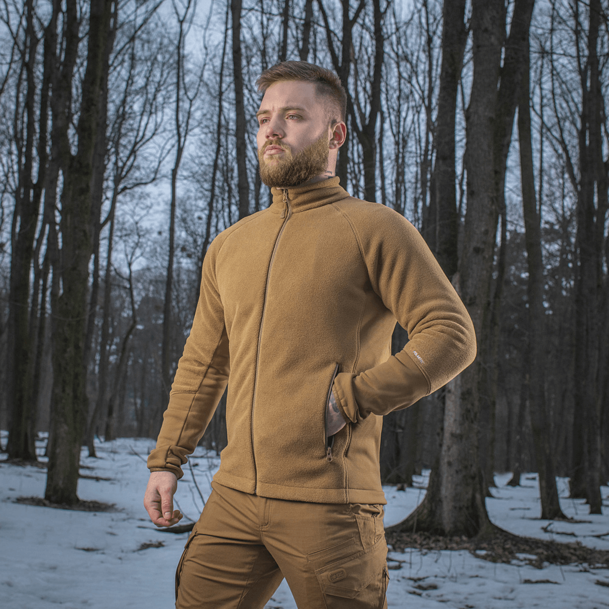 Mies, jolla on M-Tac Polartec Sport Fleecejakke metsässä talvella